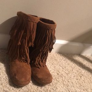 Minnetonka 2-Layer Fringe Boots